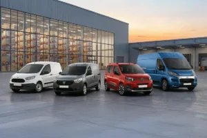 Ticari ve binek araç kiralama karşılaştırması: kurumsal araçlar ve iş merkezi önünde park halindeki araçlar